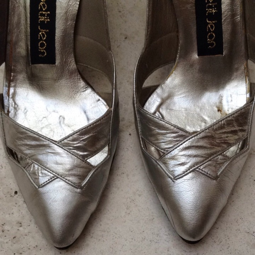 Stylish, trendy metallic leather shoe, vintage 80’s. Dressy & elegant, cutouts